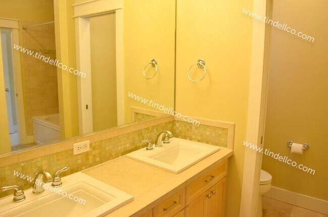 Building Photo - Beautiful and Spacious 3 Bedrooms, 2.5 Bathrooms in Raleigh Hills!