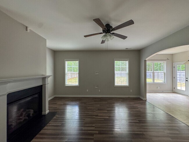 Building Photo - Spacious 4 Bed 2.5 Bath Fayetteville Home