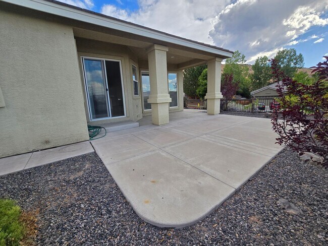 Building Photo - Beautiful single story home with over 1600...