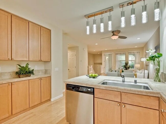 Building Photo - SAN JOSE-beautiful  townhome with tandem t...