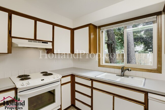 Building Photo - Cozy & Bright 3-Bedroom Retreat in Southeast Portland – Fenced Yard & Garage!