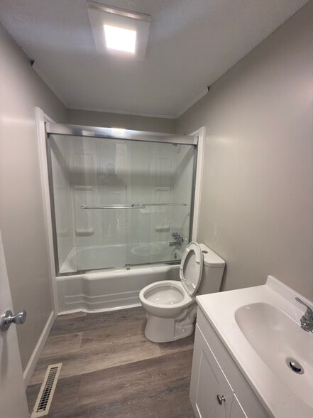 Building Photo - 537 Robertson St