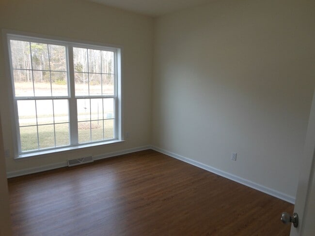 Building Photo - Dont miss out on this great home! Availabl...