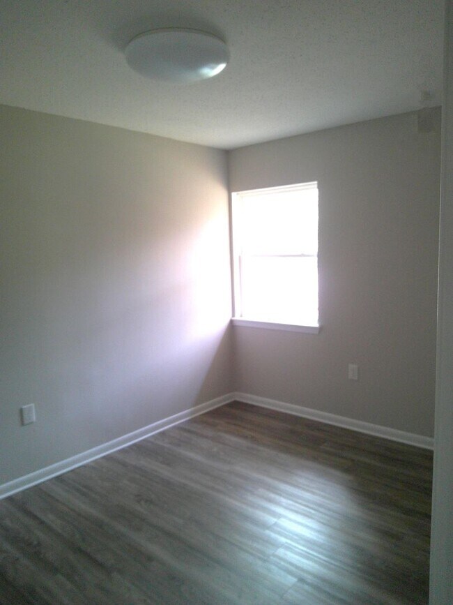 Building Photo - 433 Meadowlark Dr