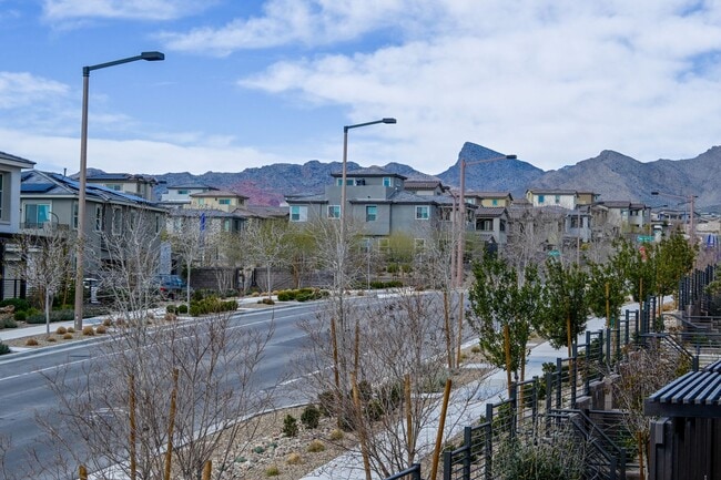 Building Photo - Beautiful 3 bed Townhome in Summerlin