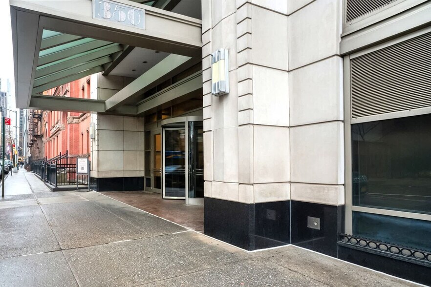 Building Photo - 350 W 43rd St