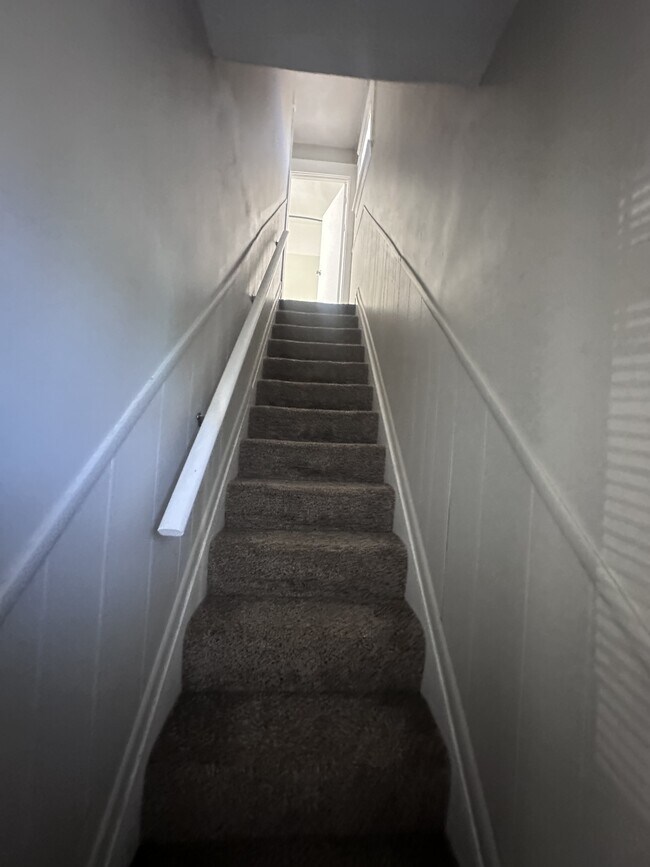 Building Photo - 8009 Vineyard Ave