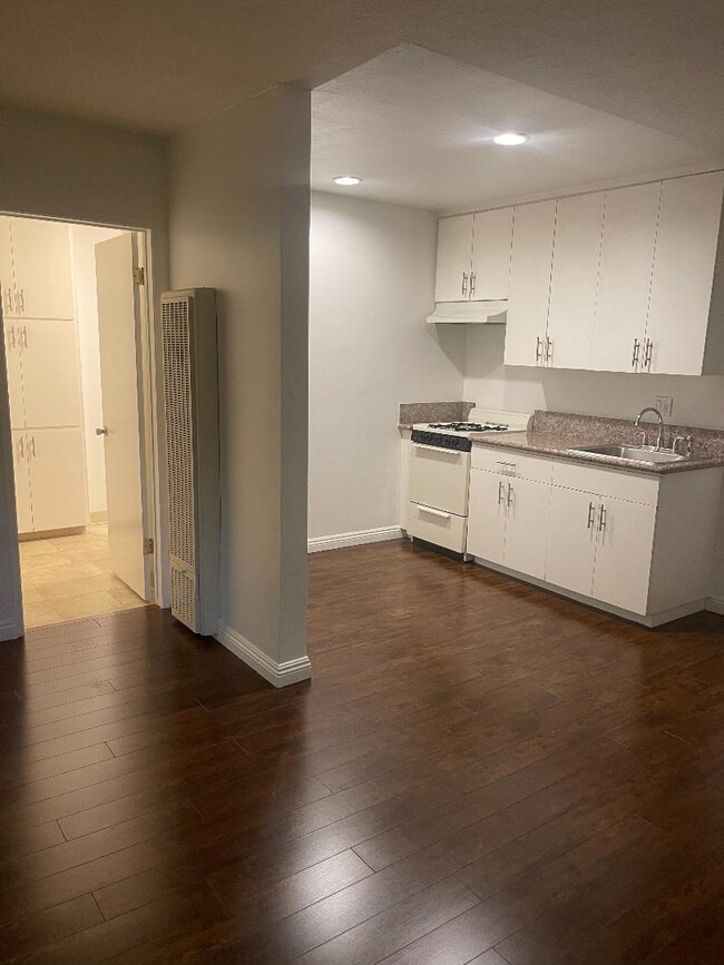 Primary Photo - 710 N La Fayette Park Pl