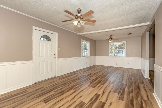 Building Photo - Cute 2 Bedroom Home