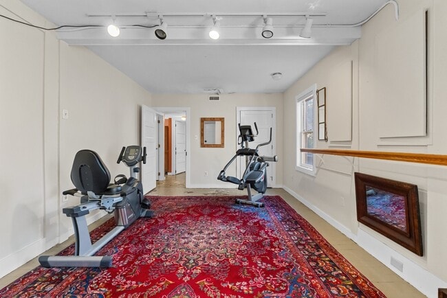 Building Photo - 303 Henderson St