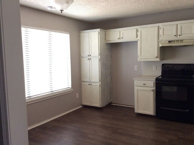 Building Photo - Beautiful 3/2/2 Home Available August!