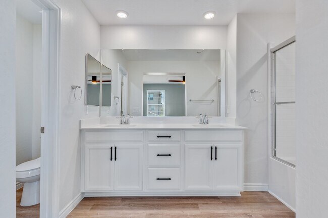 Building Photo - Spacious Three Story 3 Bed 3.5 Bath Smarth...