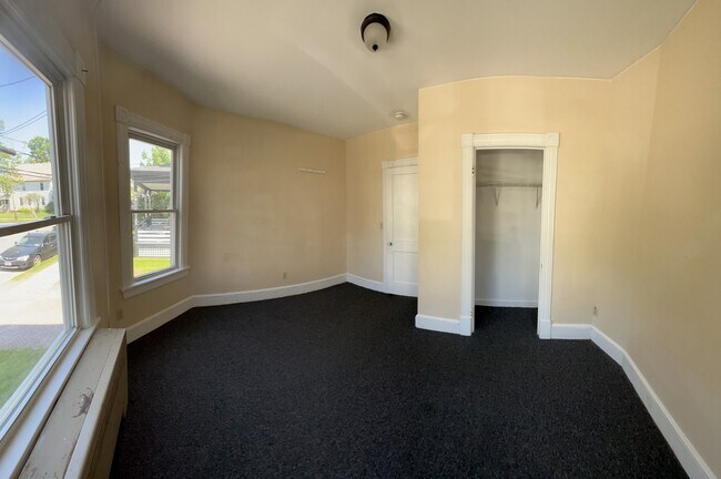 Building Photo - 11 Hickok Pl
