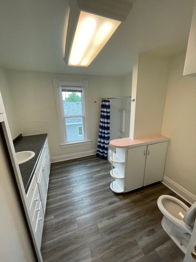 Building Photo - Updated 5 Bedroom House for Rent
