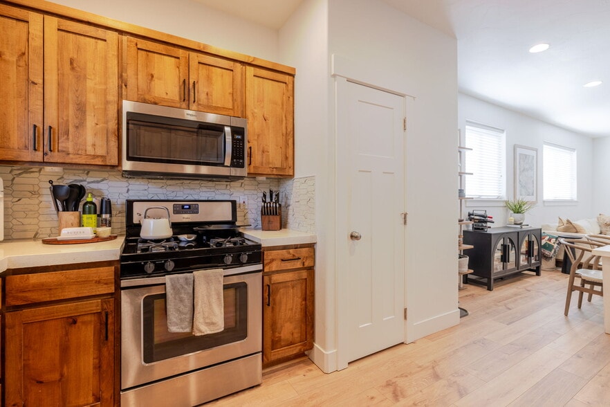 Building Photo - 63121 De Haviland Ct