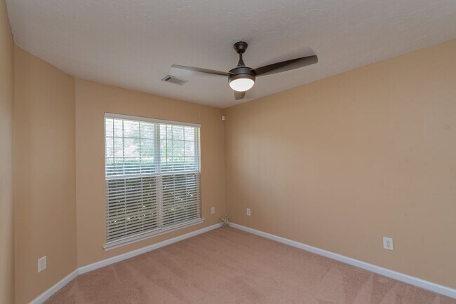 Building Photo - A Smart Home with Room to Roam conveniently located near Doctor's Hospital!