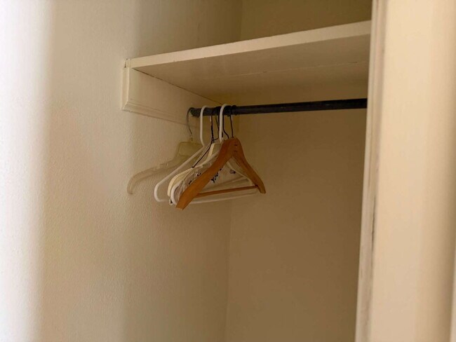 Building Photo - 327 E Rosewood Ave