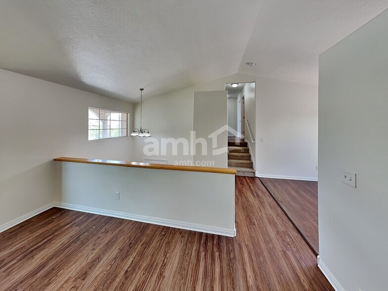 Building Photo - 939 740 S