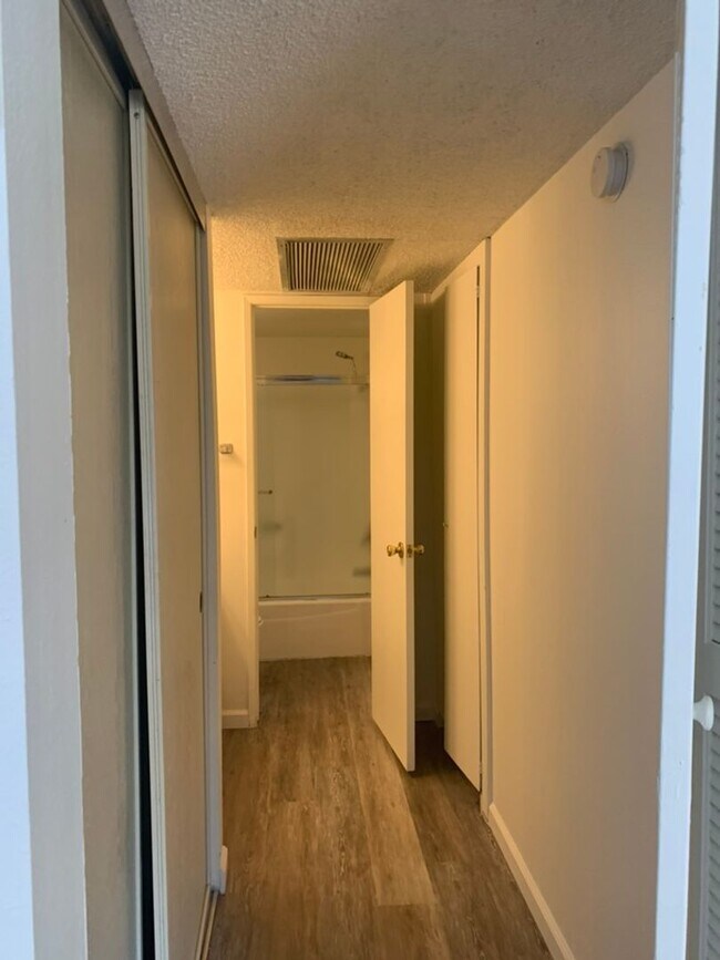 Building Photo - Centrally Located Studio Spacious Studio