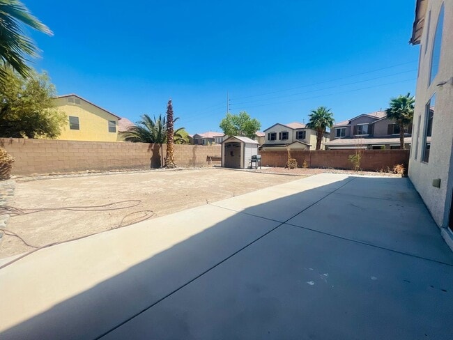Building Photo - Newly Renovated 5 bd, 3 bth, Loft, w/ down...