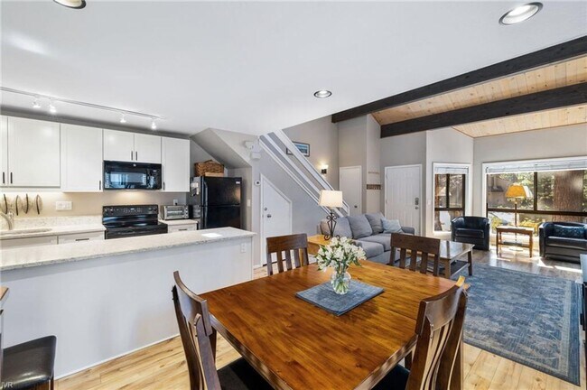 Building Photo - Great location in Incline Village