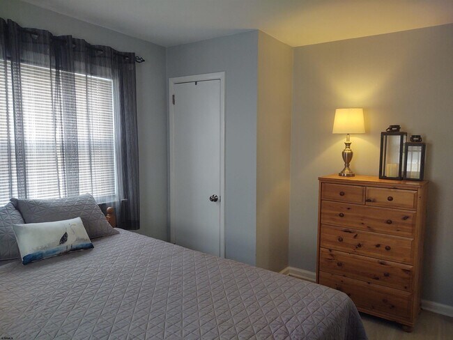 Building Photo - 701 E Beach Ave