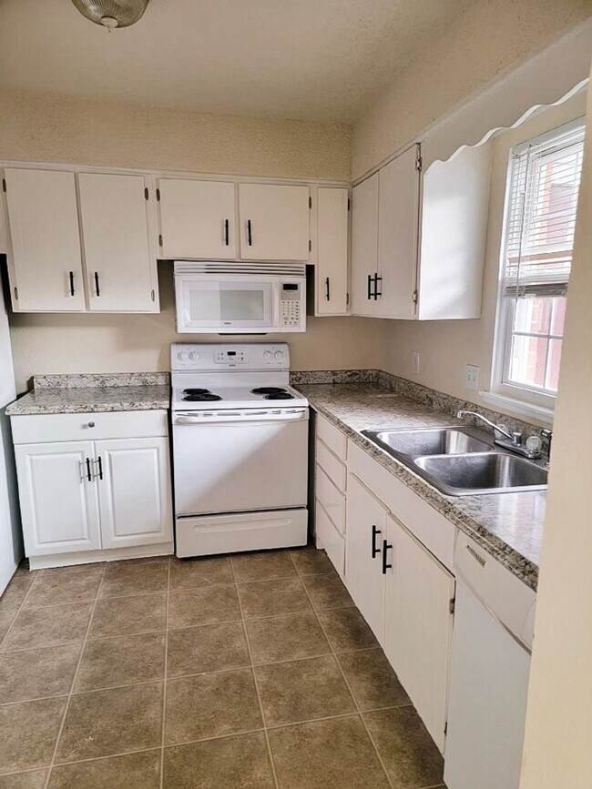 Building Photo - Adorable 2 bedroom, 2 1/2 bathroom townhom...