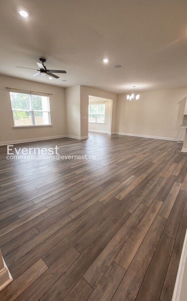 Building Photo - 5 Bed/3 Bath Home with Garage / Pet-Friendly / Available Now!