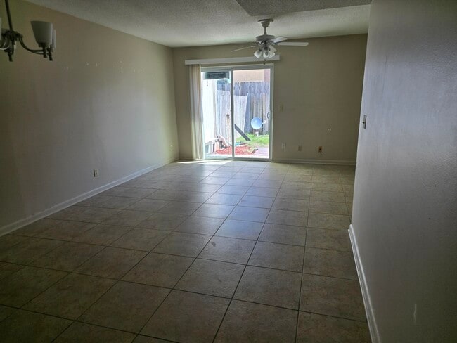 Building Photo - 206 Ann Cir