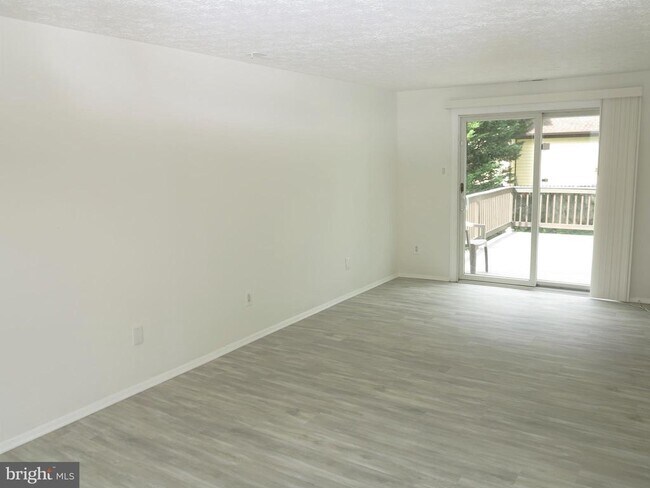 Building Photo - 8406 Woodford Ct