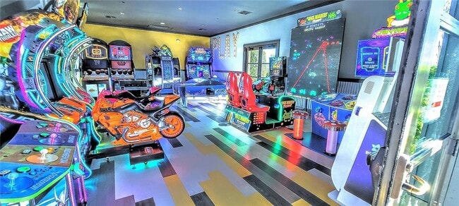 Building Photo - 2 Adelfa St