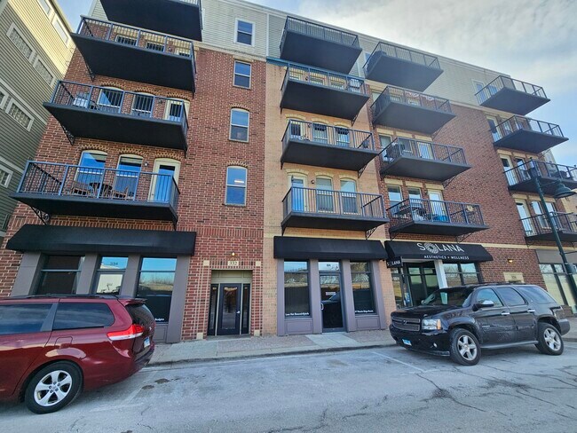 Building Photo - 332 River St