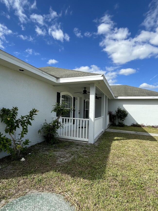 Building Photo - 4082 SW Cheribon St