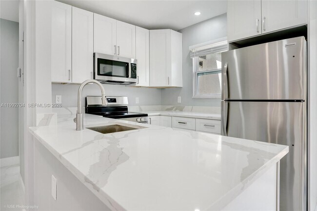 Building Photo - 907 SW 15th Terrace