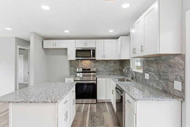 Building Photo - Newly Remodeled | 4 Bedroom | 3 Bathroom | 2 Ensuite's | Nixa, MO School District!