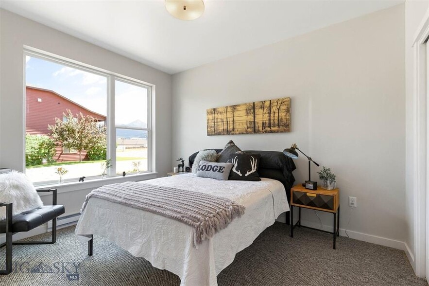 Building Photo - 2221 Willow Dr