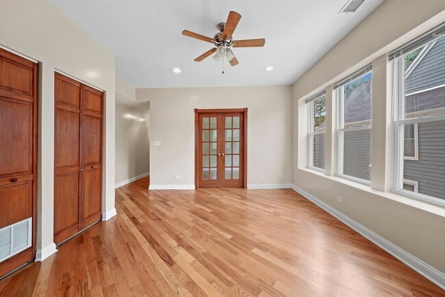 Building Photo - Spacious 2BR/2BA Rogers Park Condo with In-Unit Laundry & Central Air