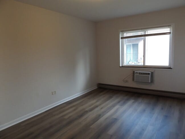 Building Photo - 710 W Huntington Commons Rd
