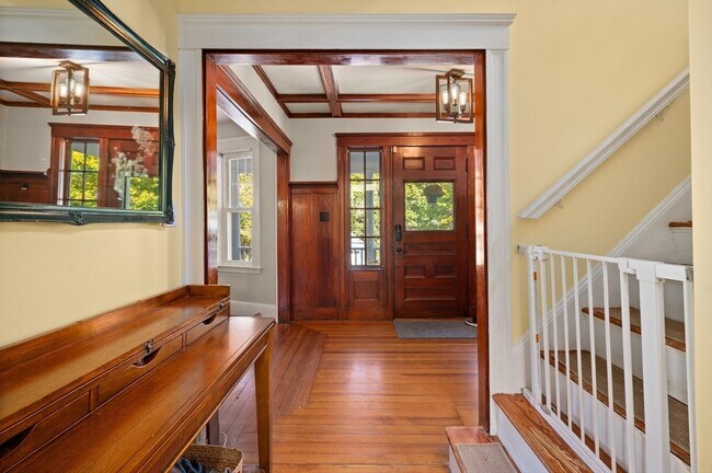 Building Photo - 32 Charles St