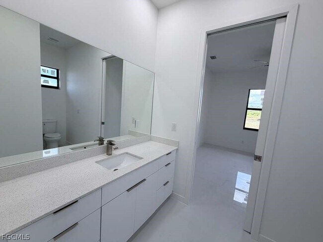 Building Photo - 477 Rayford St