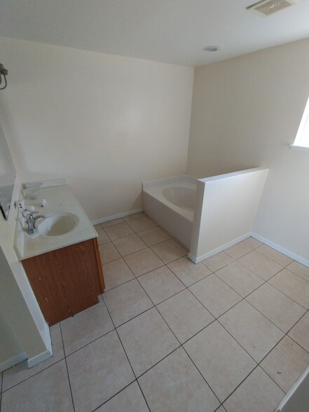 Master bathroom - 2250 Macedo Rd NE