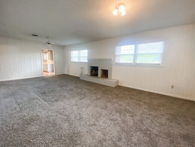 Building Photo - Charming 3-Bedroom Home with Cozy Fireplace