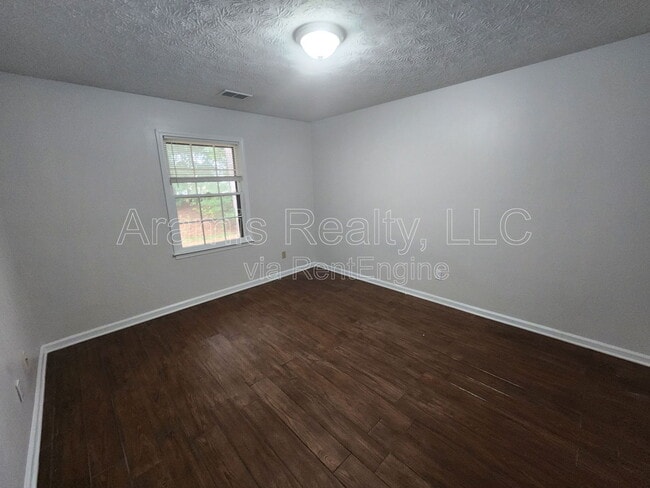 Building Photo - 13 Fredda Ln