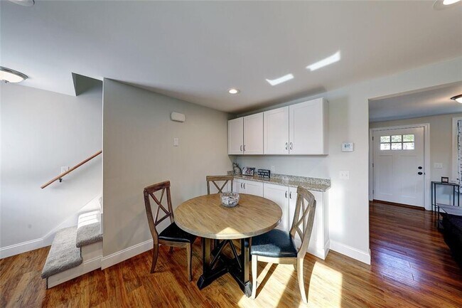 Building Photo - 216 Maple Ave