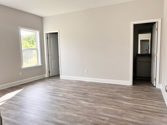 Building Photo - 8024 English Ivy Ct