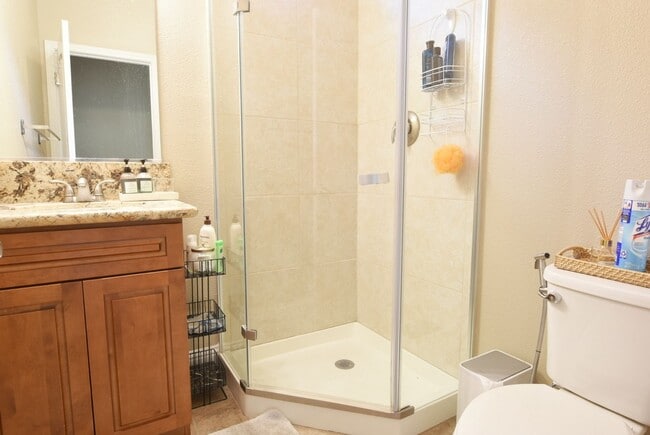 Building Photo - Beautiful and Modern 3 Bedroom 3.5 Bath Tr...