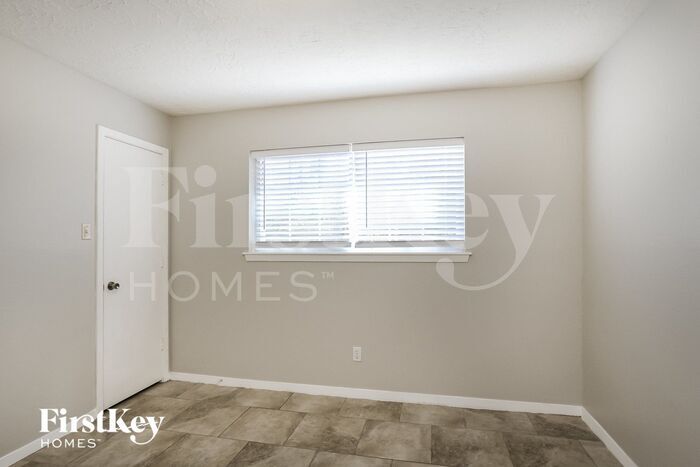 Building Photo - 3202 Holly Green Dr