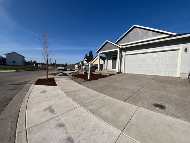 Building Photo - $250 off first full month!!! 3 Bedroom 2 B...