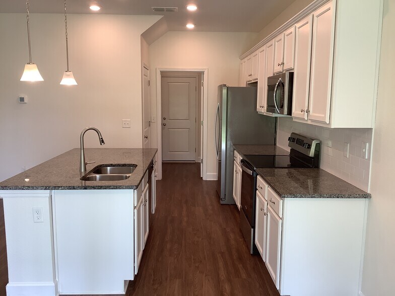 Building Photo - 8668 Highfield Ave