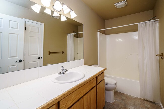 Building Photo - 3 Bedroom 2.5 Bath Duplex -Quick Easy Acce...